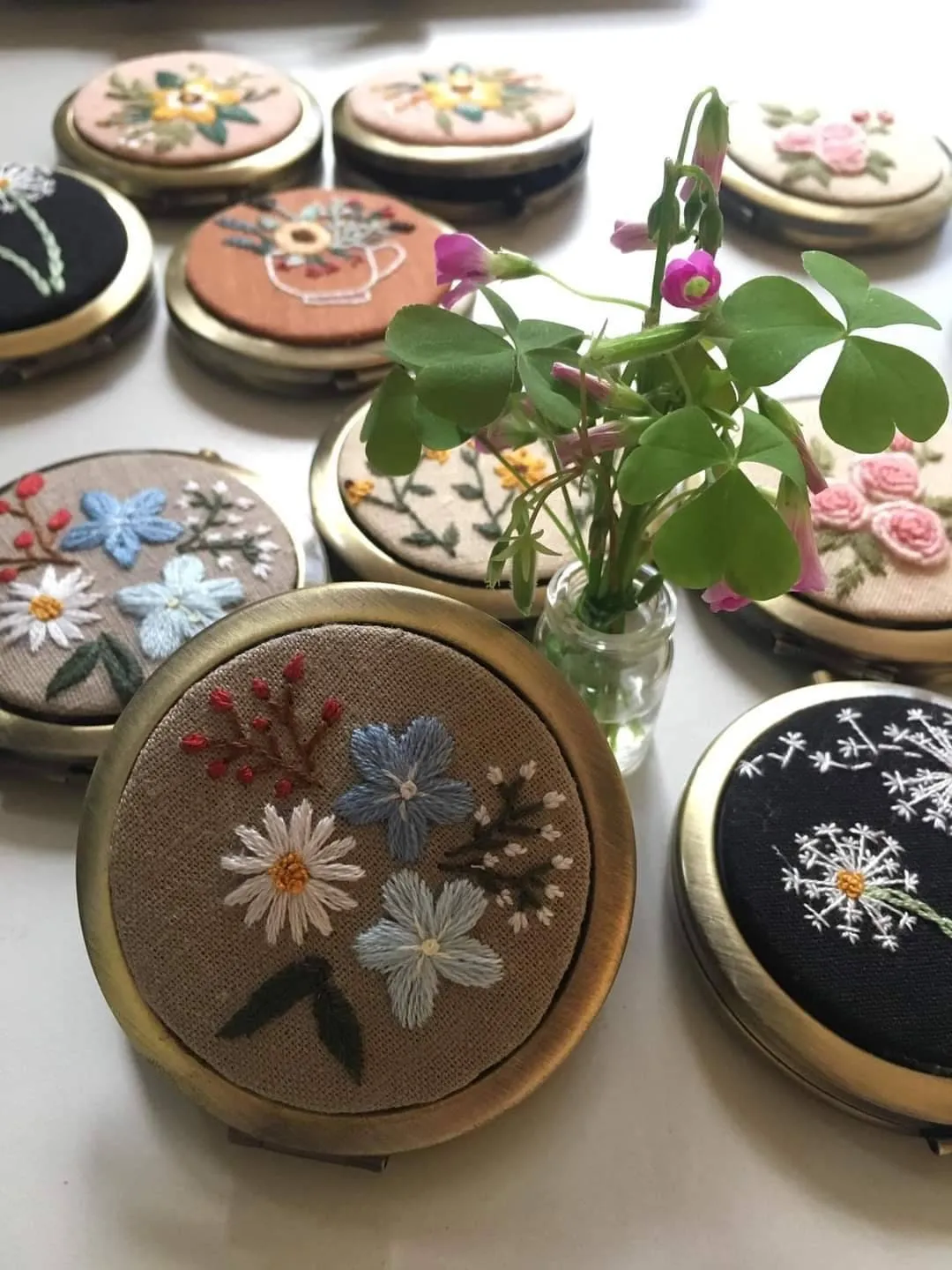 Floral Embroidered Compact Mirror, Collection Sophia