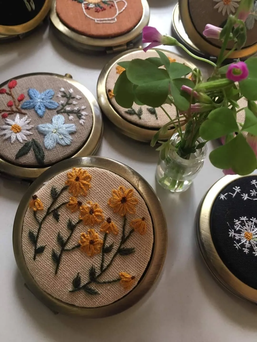 Floral Embroidered Compact Mirror, Collection Sophia