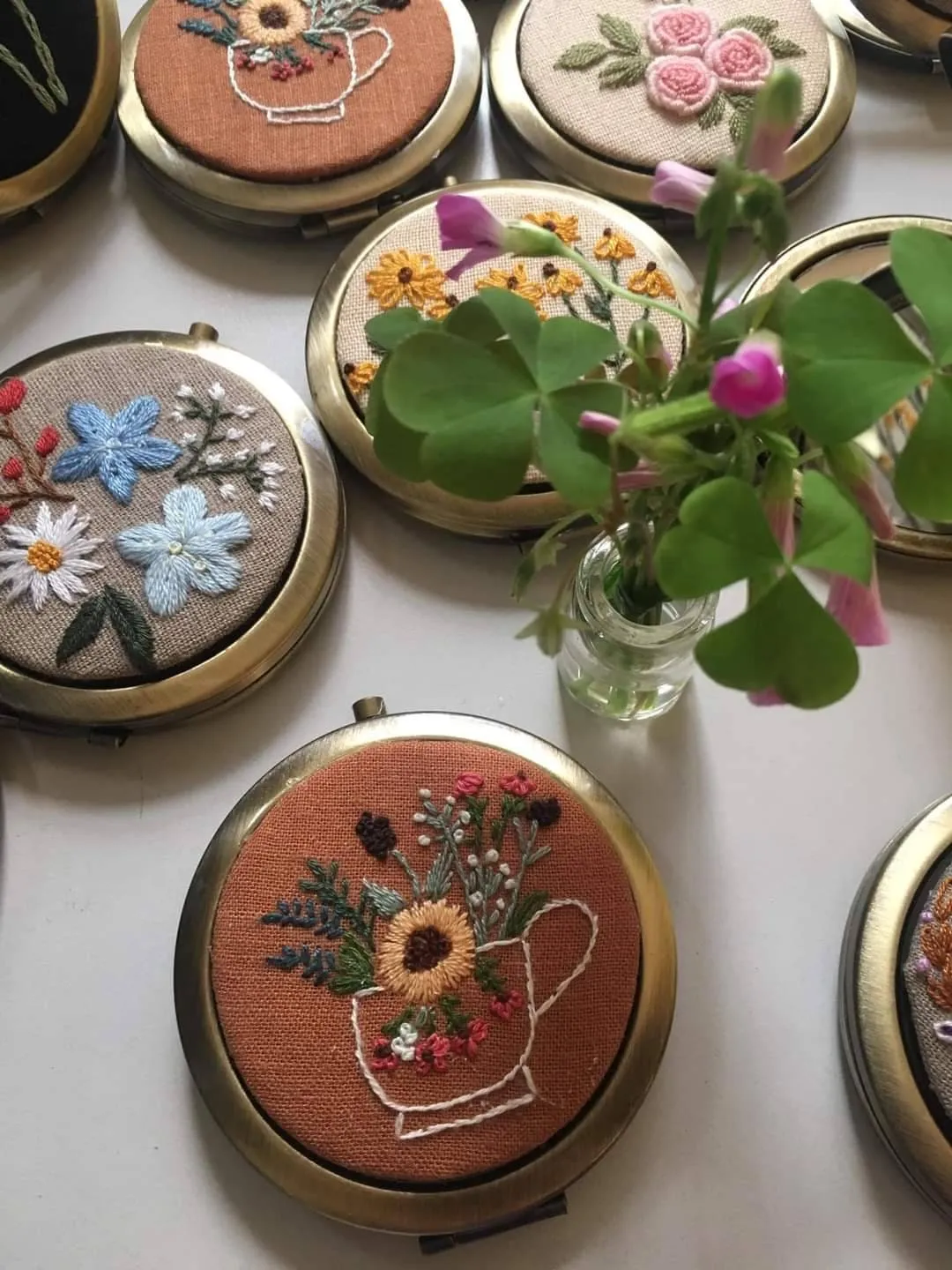 Floral Embroidered Compact Mirror, Collection Sophia